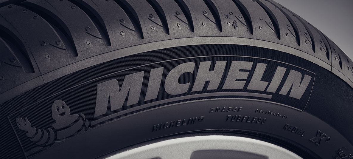 Nahaufnahme eines schwarzen Michelin-Reifens mit sichtbarem Profil und Michelin-Logo.