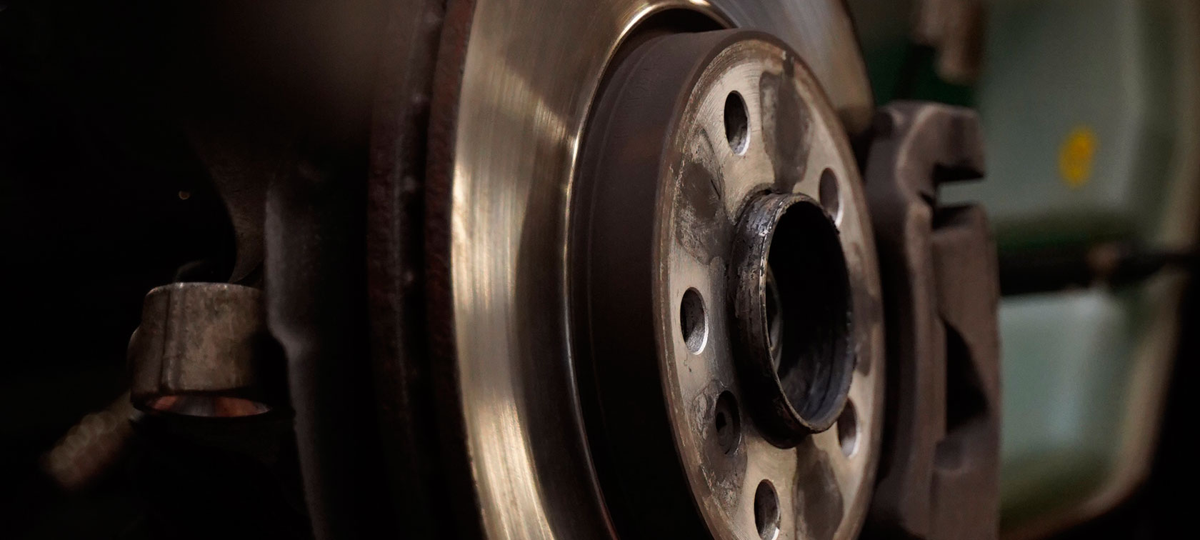 Nahaufnahme einer Bremsscheibe in einer Autowerkstatt.