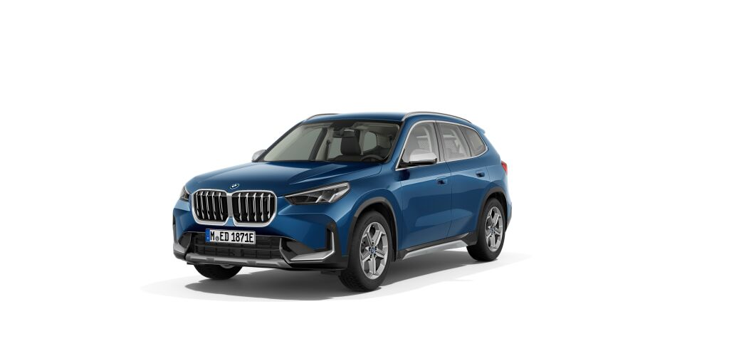 Blauer BMW iX1, Frontansicht, auf weißem Hintergrund.