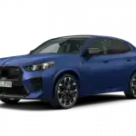 Blauer BMW X2 M auf weißem Hintergrund, seitliche Frontansicht.
