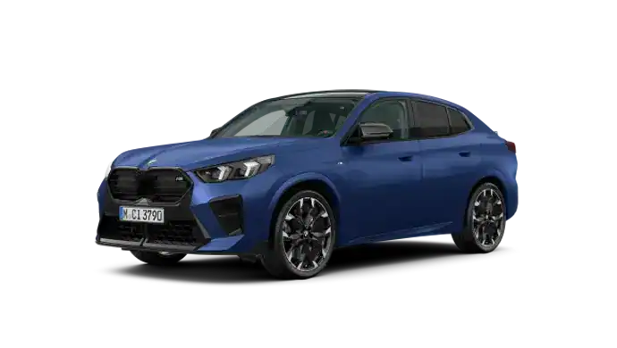 Blauer BMW X2 M auf weißem Hintergrund, seitliche Frontansicht.