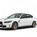 Weißer BMW M-Modell auf schwarzem Hintergrund, seitliche Ansicht.