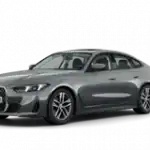 Silbernes BMW 4er Gran Coupé, seitliche Ansicht, auf weißem Hintergrund.