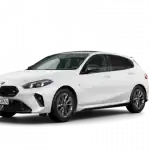 Weißer BMW 1er auf weißem Hintergrund, schräg von vorne fotografiert.