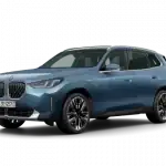 Blauer BMW X3 Plug-in-Hybrid, seitliche Ansicht, schwarzer Hintergrund.