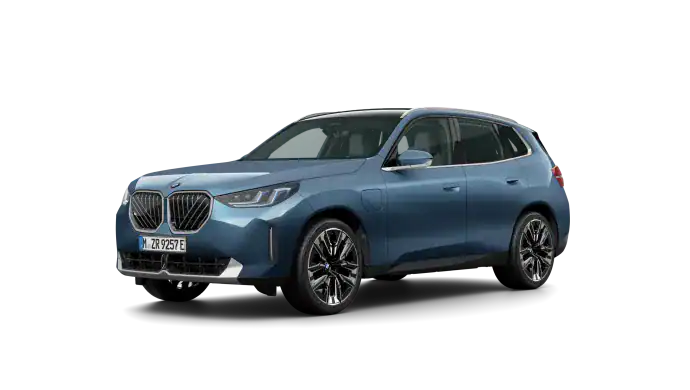 Blauer BMW X3 Plug-in-Hybrid, seitliche Ansicht, schwarzer Hintergrund.