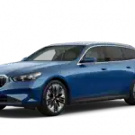 Blauer BMW 5er Touring 2024, Seitenansicht, auf weißem Hintergrund.