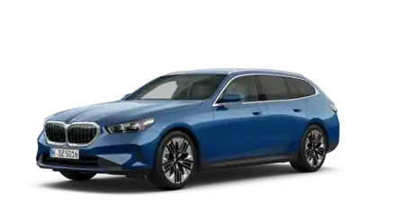 Blauer BMW 5er Touring 2024, Seitenansicht, auf weißem Hintergrund.