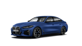 Blauer BMW i4 M50 vor weißem Hintergrund, seitliche Vorderansicht.