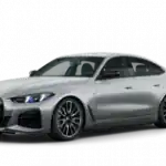 Silberner BMW i4 M50, seitliche Ansicht, auf weißem Hintergrund.