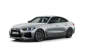 Silberner BMW i4 M50, seitliche Ansicht, auf weißem Hintergrund.