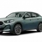 Grauer BMW X2 2023, seitliche Ansicht, vor weißem Hintergrund.