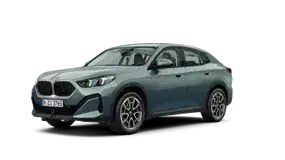 Grauer BMW X2 2023, seitliche Ansicht, vor weißem Hintergrund.