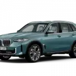 Blauer BMW X5 Hybrid vor weißem Hintergrund, seitliche Frontansicht.