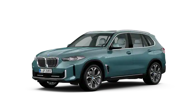 Blauer BMW X5 Hybrid vor weißem Hintergrund, seitliche Frontansicht.