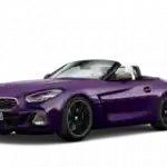 Lila BMW Z4 Roadster, seitlich fotografiert, auf weißem Hintergrund.