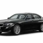 Schwarzer BMW 3er Limousine auf weißem Hintergrund, seitliche Frontansicht.