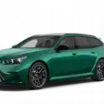 Grüner BMW Kombi auf weißem Hintergrund, seitlich von vorne fotografiert.