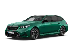 Grüner BMW Kombi auf weißem Hintergrund, seitlich von vorne fotografiert.