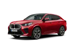 Roter BMW iX2 auf weißem Hintergrund, seitlich von vorne fotografiert.