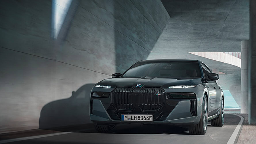 Dunkler BMW M 7er fährt durch einen modernen Tunnel, frontal von vorne fotografiert.