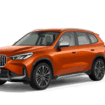 Ein orangefarbener BMW X1 SUV vor weißem Hintergrund.