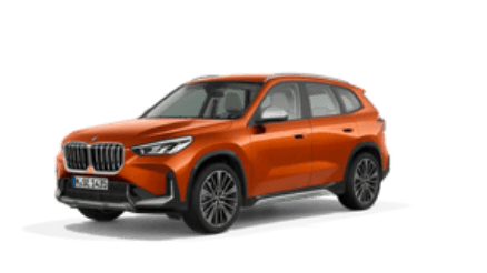 Oranger BMW X1 SUV, seitliche Ansicht, vor weißem Hintergrund.