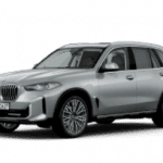 Silberner BMW X5 SUV auf weißem Hintergrund, seitliche Frontansicht.