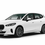 Weißer BMW 2er Active Tourer auf grünem Hintergrund, seitliche Frontansicht.