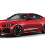 Rotes BMW Coupé, seitliche Ansicht, vor weißem Hintergrund.