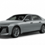 Silberner BMW 7er Limousine, Seitenansicht auf weißem Hintergrund.