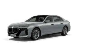 Silberner BMW 7er Limousine, seitliche Frontansicht, auf weißem Hintergrund.