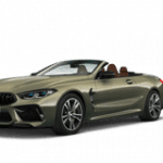 BMW 8er Cabriolet in Olivgrün, seitliche Ansicht, Verdeck geöffnet, vor weißem Hintergrund.