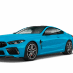 Blaues BMW 8er Coupé auf dunklem Hintergrund, seitlich von vorne gezeigt.