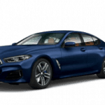 Blaues BMW Gran Coupé, seitliche Ansicht, auf weißem Hintergrund.