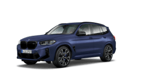 Blauer BMW X3 M vor weißem Hintergrund, Ansicht von schräg vorne links.