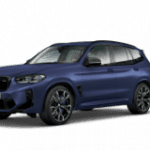 Blauer BMW X3 M auf weißem Hintergrund, seitlich von vorne fotografiert.