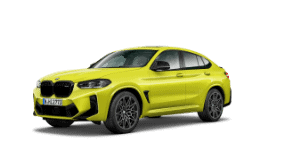 Gelber BMW X4 M auf weißem Hintergrund, seitliche Vorderansicht.