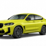 Gelber BMW X4 M steht vor neutralem Hintergrund, seitliche Frontansicht.