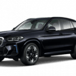 Schwarzer BMW iX3, schräg von vorne fotografiert, auf weißem Hintergrund.