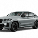 Silberner BMW X4 auf weißem Hintergrund, Vorderansicht.