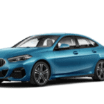 Blaues BMW 2er Gran Coupé auf weißem Hintergrund, seitliche Frontansicht.