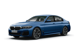 Blauer BMW 5er Limousine, seitliche Frontansicht, auf weißem Hintergrund.