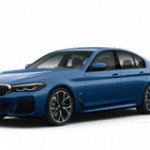 Blauer BMW 5er Limousine, seitlich von vorn, auf weißem Hintergrund.