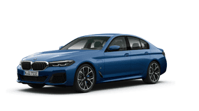 Blauer BMW 5er Limousine, seitliche Frontansicht auf weißem Hintergrund.