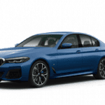 Blauer BMW 5er Limousine auf weißem Hintergrund.