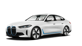 Weißer BMW i4 vor weißem Hintergrund, schräg von vorne fotografiert.