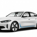 Weißer BMW i4 von der Seite auf grauem Hintergrund.