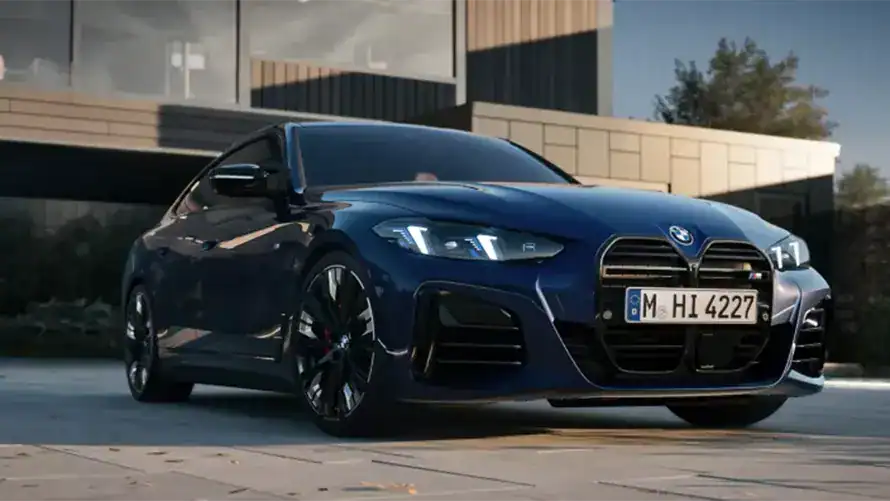 Blauer BMW vor moderner Gebäudefassade, Tageslicht, Fokus auf Fahrzeugfront und Nummernschild.