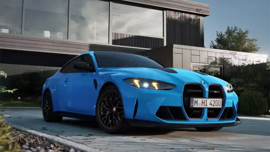 Blauer BMW M vor modernem Gebäude bei Tag, Vorderansicht, schwarze Felgen.